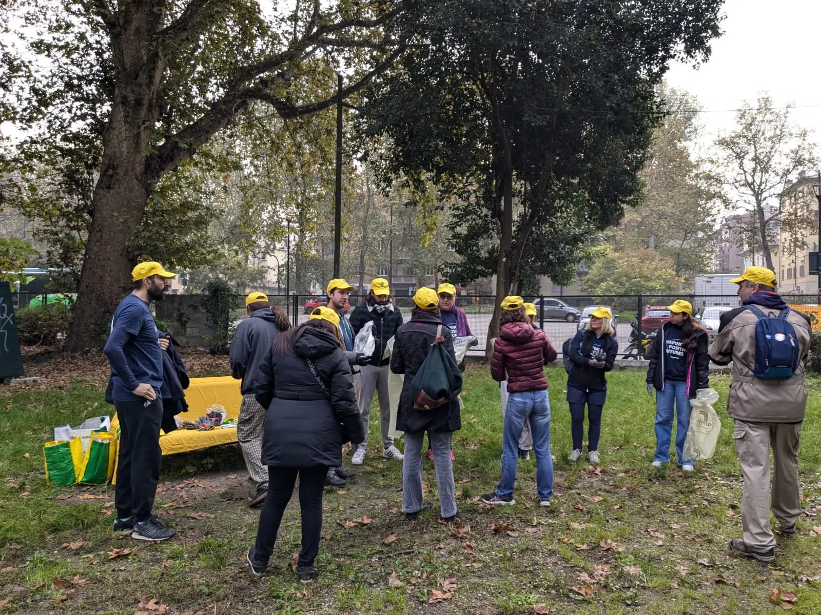 Volontari del circolo durante un’attività nel verde